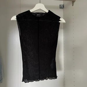 Topp - Cool meshaktig topp, fint skick