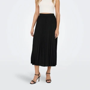 Svart kjol  - Svart plisserad kjol i nyskick, storlek 34 men passar 36 också. Nypris ca 400-500kr.