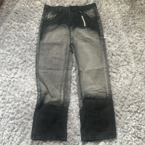 Gråa/Svarta Baggy Fit Jeans Thrifted Unbranded - Säljer dessa, köpte dem på en second hand butik, vet inte om det är något märke på eller inte. Kedjan ingår ej i byxorna, dem var bara på för hade inte tatt av den . 10/10 skick för har bara använt en gång. Kolla bild för storlek mått. 