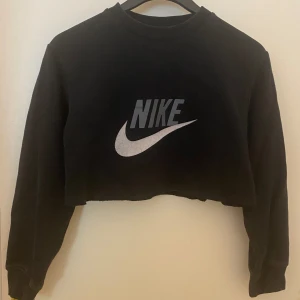 Nike sweatshirt  - Jätte snygg kortare Nike sweatshirt. Priset kan diskuteras vid snabb affär💓