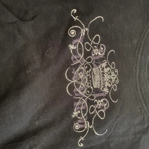 Vintage tröja  - Vintage tröja i färgen svart med ett motiv på!  Är osäker på storleken men skulle säga stl S! Den är lite solblekt vid halsen men inget som märks av! Hör av dig om fler frågor 🖤