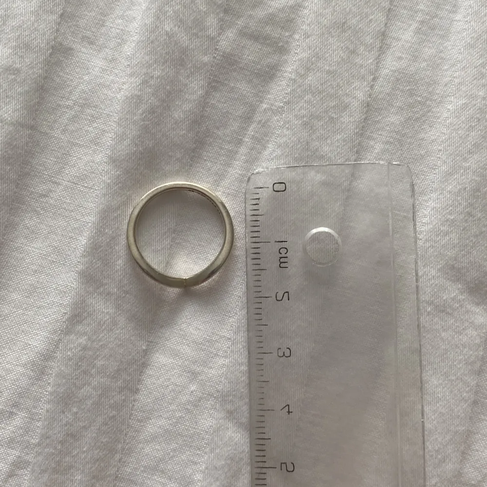 En ring i silver från Pandora i storlek 50 i modellen Polerad Wishbone-ring. Använd få gånger. Köpt för 349kr och säljer för 100kr + frakt. . Accessoarer.