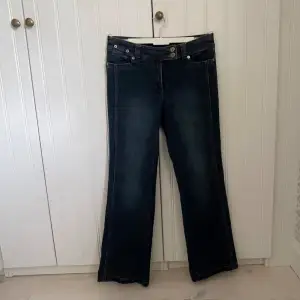 säljer dessa skit snygga jeans med coola bakfickor som är lite äldre från KappAhl! midjan är mid/high-waist och är dubbelknäppt med en säkerhetsknapp innanför  ❣️❣️💋 