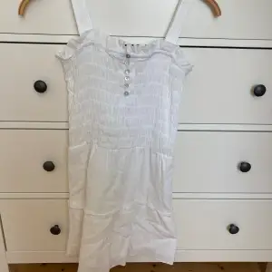 Säljer min vita klänning från Vero Moda i stl. 34 men den passar även 32  skulle jag säga. Klänningen passar perfekt nu till sommaren. Till både student och stranden😊 Köparen står för frakten och för fler frågor skriv till mig🌸