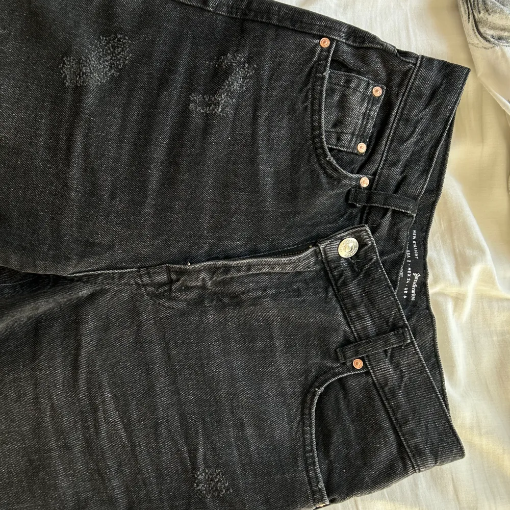 Jeansshorts med krossad midja✨ Meddela vid önskat köp så slår jag på ”köp nu”❤️. Shorts.