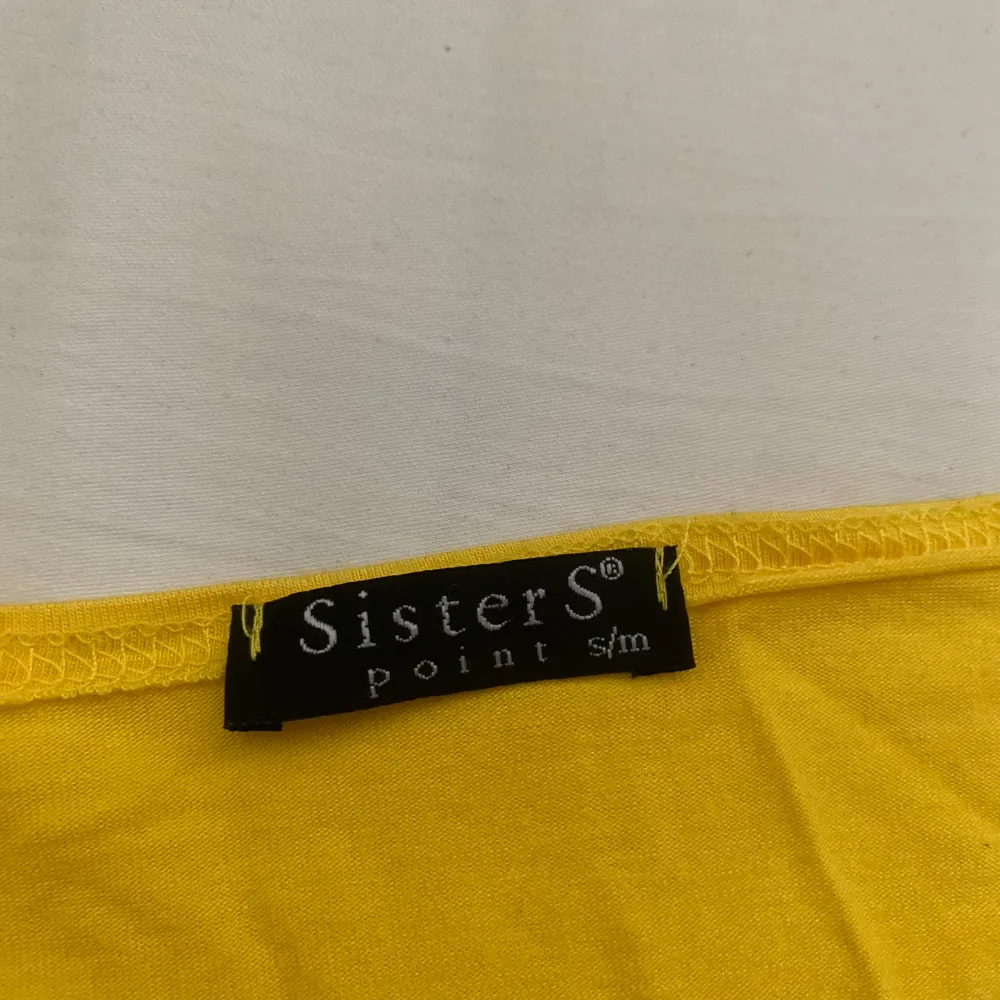 En vintage gul tröja med rosett vid ryggen!  Har för mig att den kan ha ett litet hål men hör av dig om du vill veta mer!💛. Blusar.