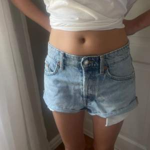 Skitsnygga mid waist jeansshorts från zara💕 använda ett fåtal gånger 