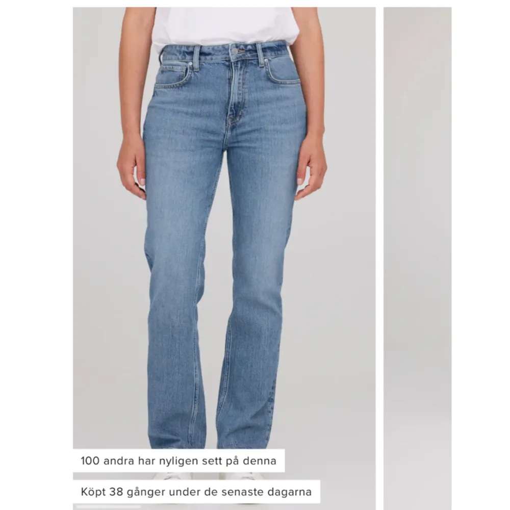 Mid waist straight jeans från Cubus, supersköna och stretchiga. Säljer likadana fast mörkare också. Använda en gång men inga tecken på användning! Nypris 500kr. Jeans & Byxor.