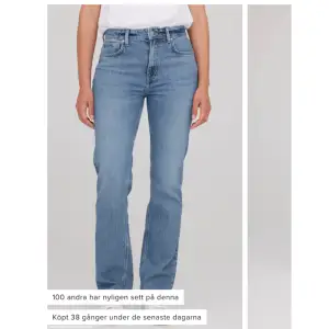 Mid waist straight jeans från Cubus, supersköna och stretchiga. Säljer likadana fast mörkare också. Använda en gång men inga tecken på användning! Nypris 500kr