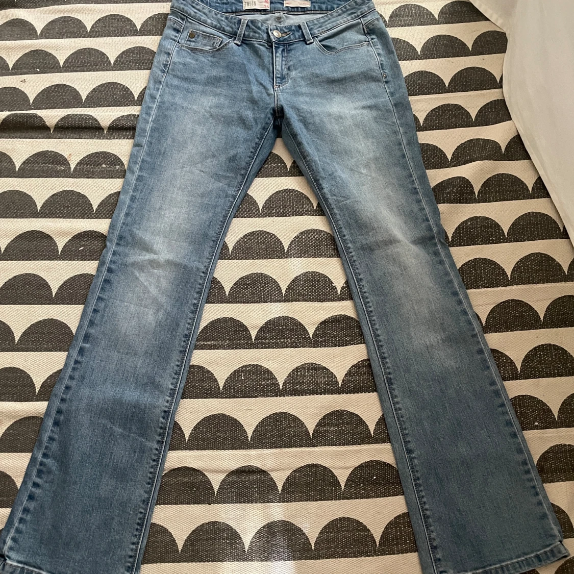 Lågmidjade utsvängda jeans  - 91