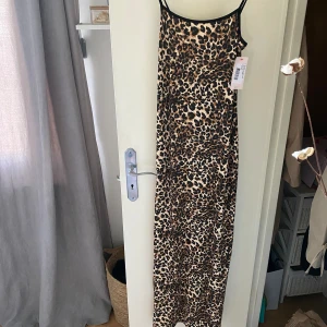 Långklänning  - Maxi klänning i leopard, helt ny, strl M men passar S. Lappar kvar.  Köpare står för frakt 
