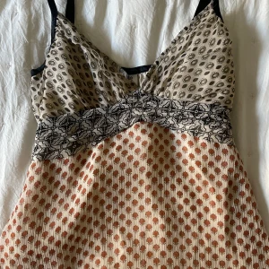 Mönstrat linne - Fint v-ringat linne med mönster🤍 bra skick