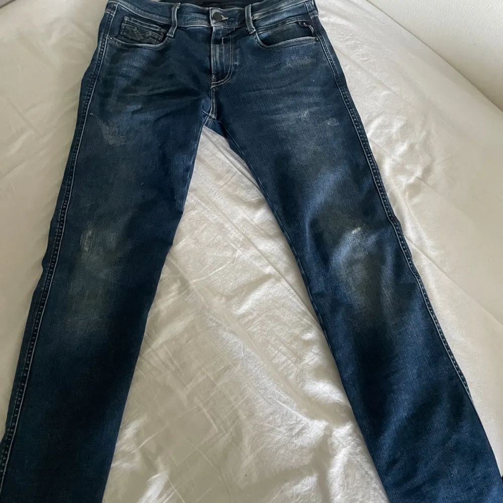 Fräscha jeans med lite slitningar, vid fler funderingar är det bara att skriva . Jeans & Byxor.