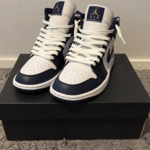 Jordan 1 Mid Obsidian - Äkta med kvitto! Använd 1 gång(Skick: 9,5/10). Ser helt nya ut. Storlek 40. Fraktas med PostNord eller möts up i Karlstad👌
