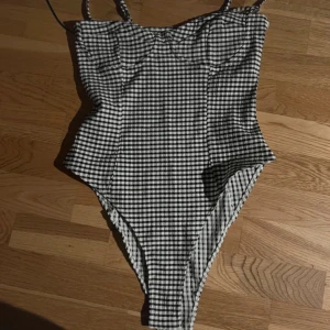 Rutig body  - Supergullig rutig body från hm som jag knappt använd så skulle säga att det är ny skick💛 