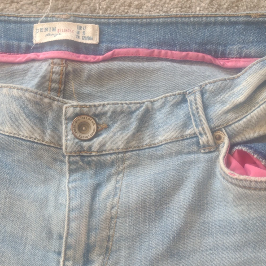 Blåa jeans med rosa tyg innuti  - 90