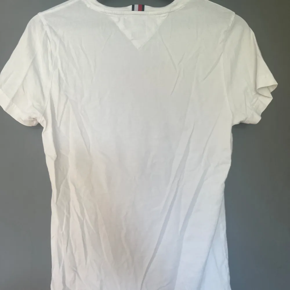 Skön T-shirt i storlek S, sparsamt använd. Skick: 6/10.. T-shirts.