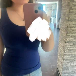 Blått Linne  - Hejj, jag säljer ett blått linne från Cubus, I storleken M💕 Den har inga fläckar eller missfärgningar, skriv gärna för frågor eller fler bilder. köparen står för frakt 📦 ❤️