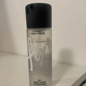 Max Fix+ Fixing Spray - Mycket bra fixing speya som sätter säg fint på sminket! Har andra typer och denna används inte! Mycket lite har användts men det finns jättemycket kvar! Har två som är fulla, jag säljer dem också! 