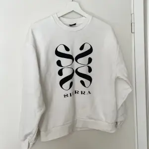 Säljer denna sweatshirt från Gina, i storlek xs
