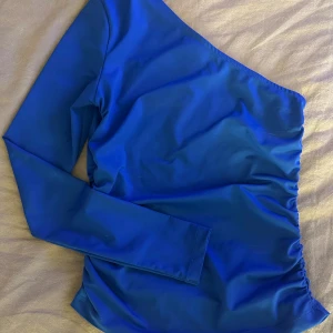 One shoulder topp  - Jätte fin fest topp från Gina Tricot. Knappt använd kanske 3ggr. Säljer för att den inte kommer till användning.💕