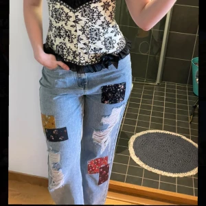 Fina highwaisted patchy jeans från Cider - Supersöta jeans från Cider, använda två gånger! Storlek L, men de sitter ganska tight runt låren om du har ”kraftigare” lår (jag är vanligtvis storlek M/38-40 i byxor och dessa är på gränsen till små).