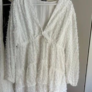 Super fin vit klänning  - Super fin klänning aldrig använd från na-kd. 