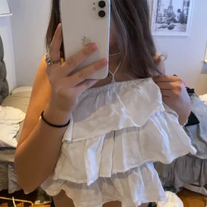 Zara topp - Jättefin volangtopp som tyvärr ej används. Brukar ha den utan banden men går att välja. Köpt på plick men aldorg använt själv😄 lånad bild