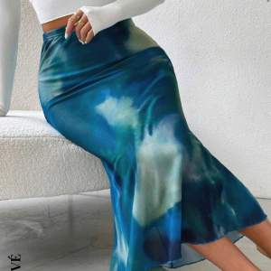 Säljer denna blå fina sjöljungfru-kjol i storlek S💙 Den är endast använd en gång och väldigt bra skick, perfekt för en sommardag. Skriv för fler bilder eller om du har andra frågor!❤️