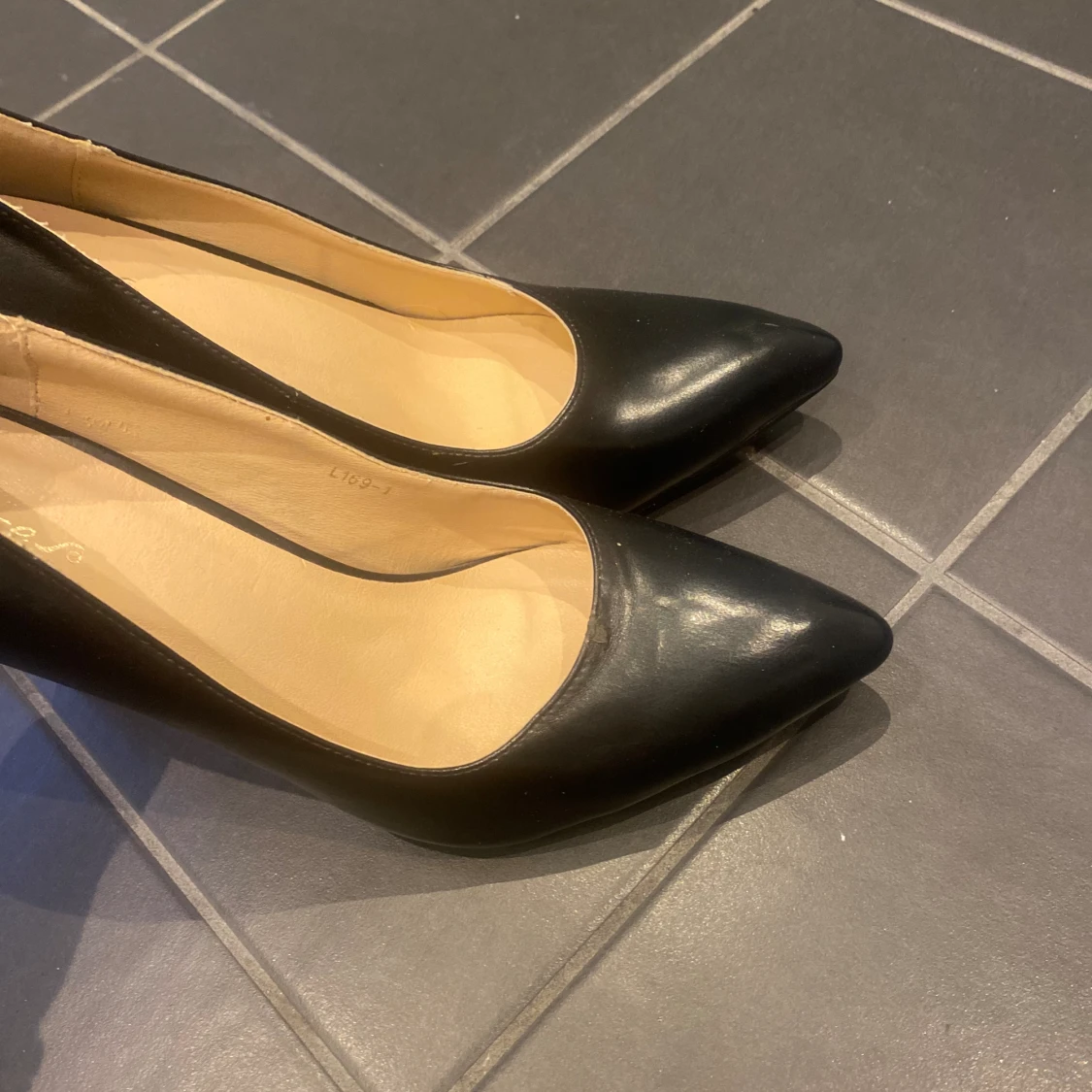 Svarta klackar med röd undersula - 93