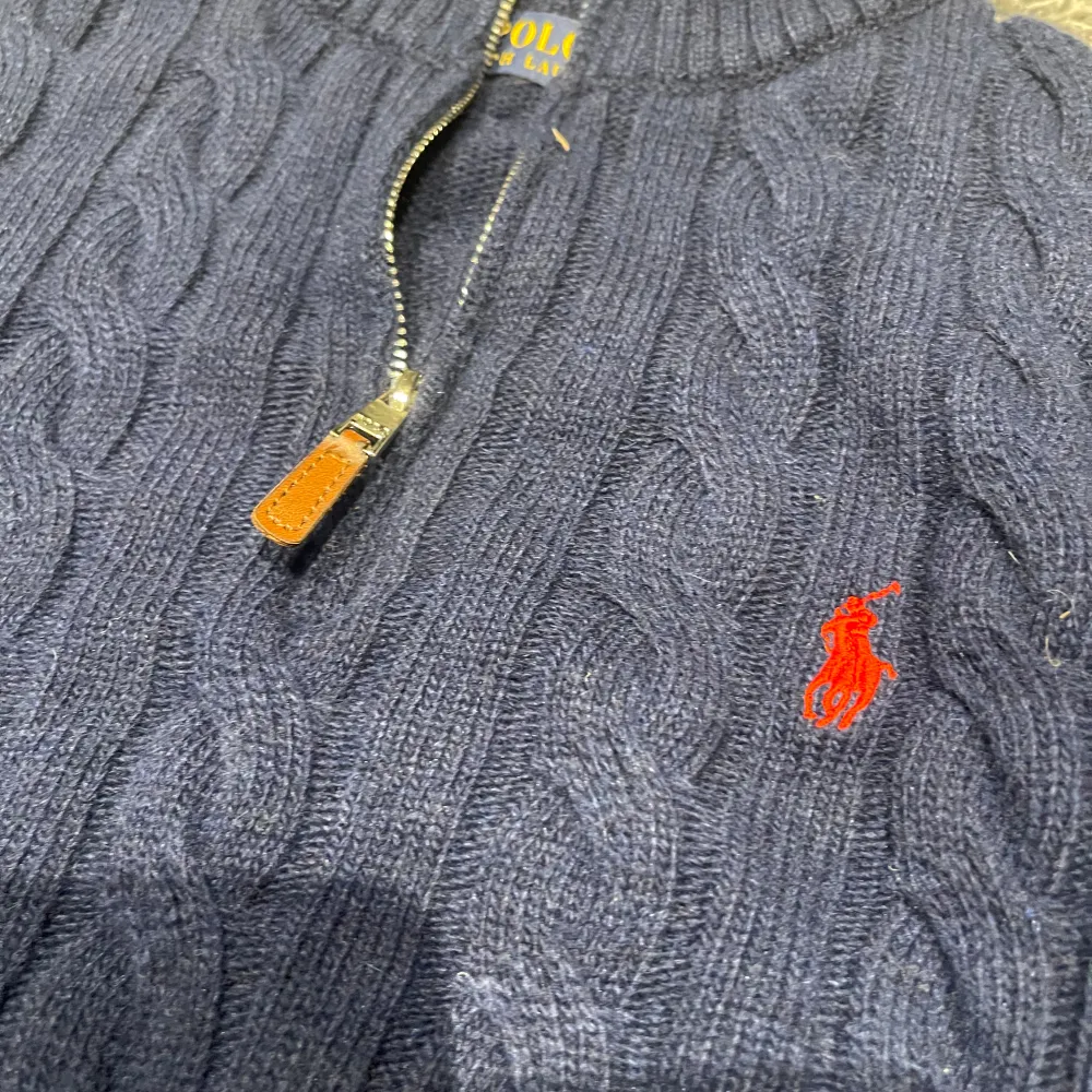 Äkta stickad polo tröja, Qr koden vid kragen fungerar inga fläckar eller hål aldrig blivit tvättat köpt för 1799kr för några veckor sedan men är för liten (pris kan diskuteras). Tröjor & Koftor.