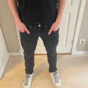 Dondup jeans  - Den ör i jätte bra koondition förutom att jeans fickan har ett hål men går jätte lätta att lösa 