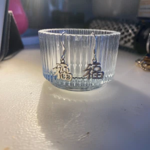 Örhängen äkta silver  - Örhängen i äkta silver med någon kinesisk liknande ord/bokstav! Stämpel med 925 finns på båda örhängena💞