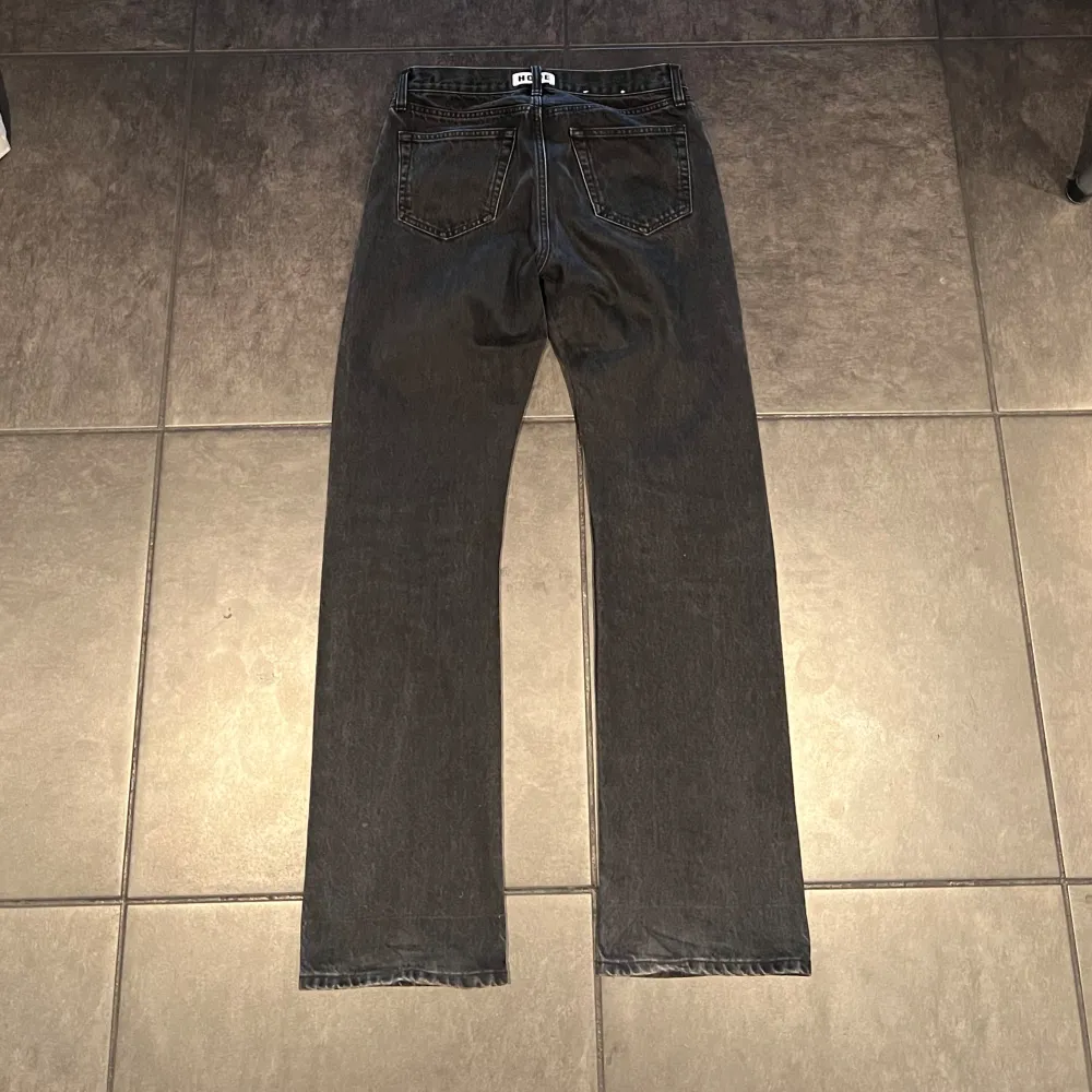 Ett par svarta Hope rush jeans i modellen ”Relaxed Bootcut Jeans”. Riktigt fet byxa med grym passform.  Nypris 2300kr Mitt pris: 599kr. Jeans & Byxor.