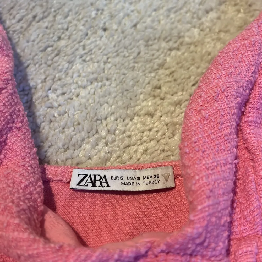 En super söt rosa topp, som är lite korsettaktig från Zara i storlek S, köpte för ett tag sen och har inte kommit till så myclet användning. Priset kan diskuteras!💕. Toppar.