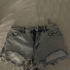 Lågmidjade shorts - Shorts från berskha strl 34, aldrig använda, Perfekt inför sommaren☀️