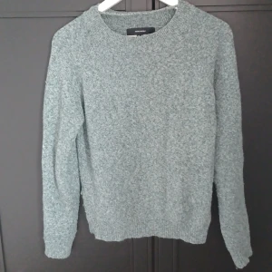 Långärmad tröja - Super bra skick, inga lösa trådar o materialet är fräscht.  Knappt använd. Skulle säga att färgen är blå/grön