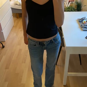 Low waist bootcut jeans  - Säljer dessa ”90’s boot” från lager 157, säljer då dom tyvärr är för korta, köpta för 400kr använda 1 gång💗 Midja rakt över: 32 cm Innerbenslängd: 75 cm