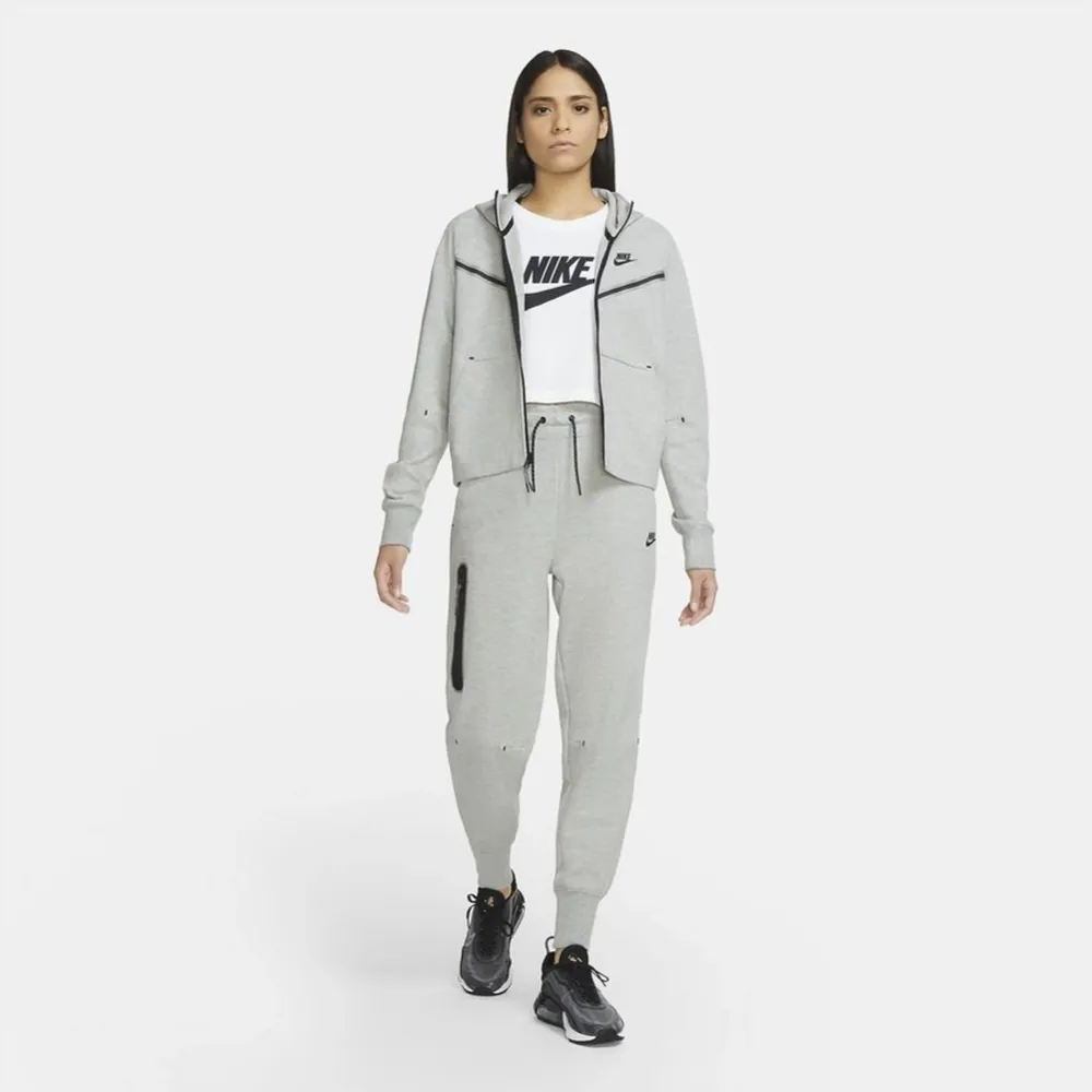 En grå nike tech fleece som har använt några gånger.  Köptes i Nike affären( Emporia )  Storlek M men passar även S och xs  Pris vid köp = 2???kr. Övrigt.
