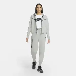 En grå nike tech fleece som har använt några gånger.  Köptes i Nike affären( Emporia )  Storlek M men passar även S och xs  Pris vid köp = 2???kr