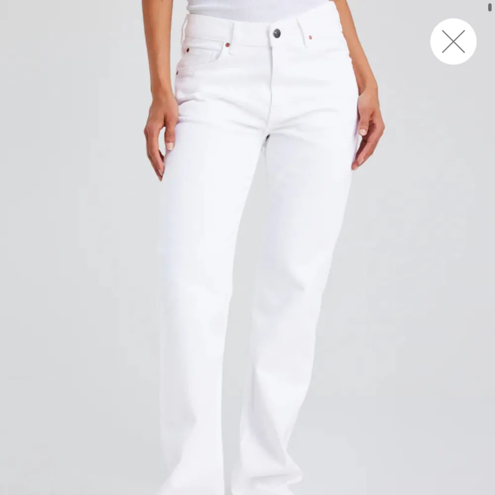 Low straight jeans 900 vita, från bil bok passar inte mig längre o därav säljer jag dessa bekväma jeans☺️ Kostar 700 idag ja säljer för 350. Jeans & Byxor.