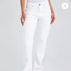 Low straight jeans 900 vita, från bil bok passar inte mig längre o därav säljer jag dessa bekväma jeans☺️ Kostar 700 idag ja säljer för 350