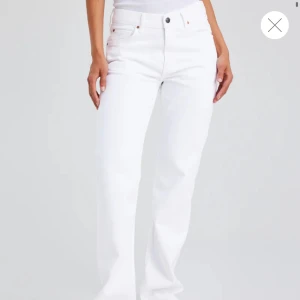 Vita lågmidjade jeans - Low straight jeans 900 vita, från bil bok passar inte mig längre o därav säljer jag dessa bekväma jeans☺️ Kostar 700 idag ja säljer för 350