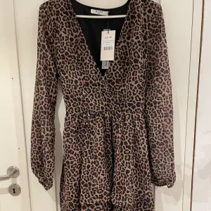 Säljer en jättefin leopardklänning från NA-KD, säljer denna eftersom den var för liten. Klänningen är helt oanvänd! Nypris 399kr