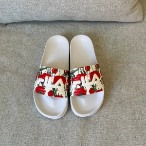 Fila tofflor  - Helt oanvända! Med ”lapp” kvar på sulan. Kommer inte till användning.