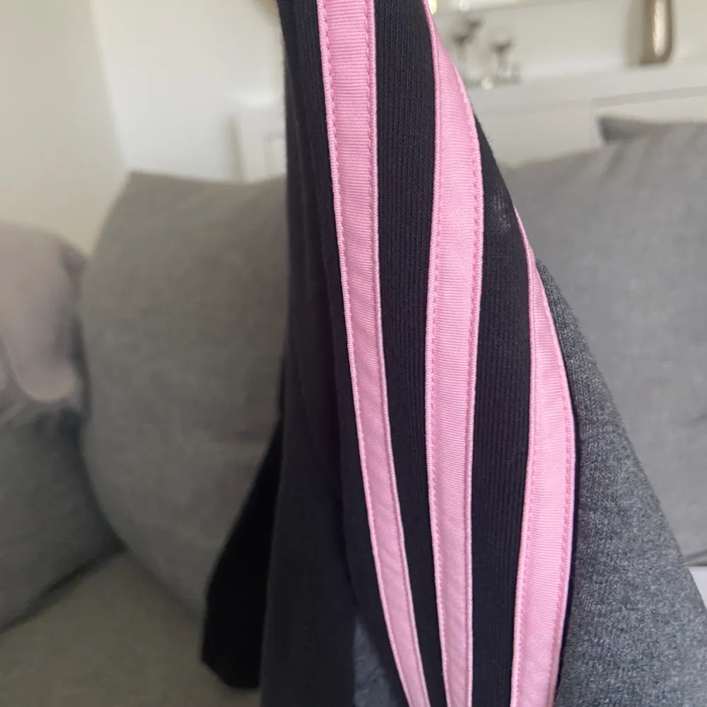 En jätte fin adidas tröja med dragkedja. Tröjan är grå och har rosa streck. Den har använts en enstaka gång. Storlek XS💕. Tröjor & Koftor.