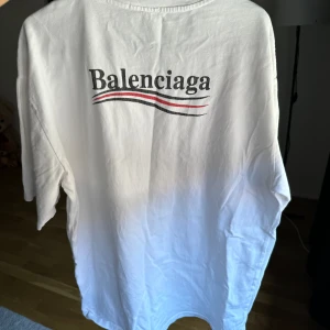 T shirt - Stor i storleken den är oversize