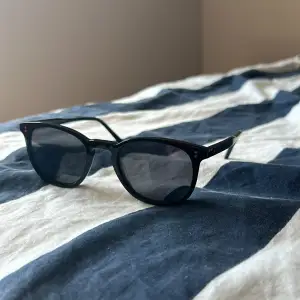 Riktigt snygga solglasögon köpta från Nividas hemsida.