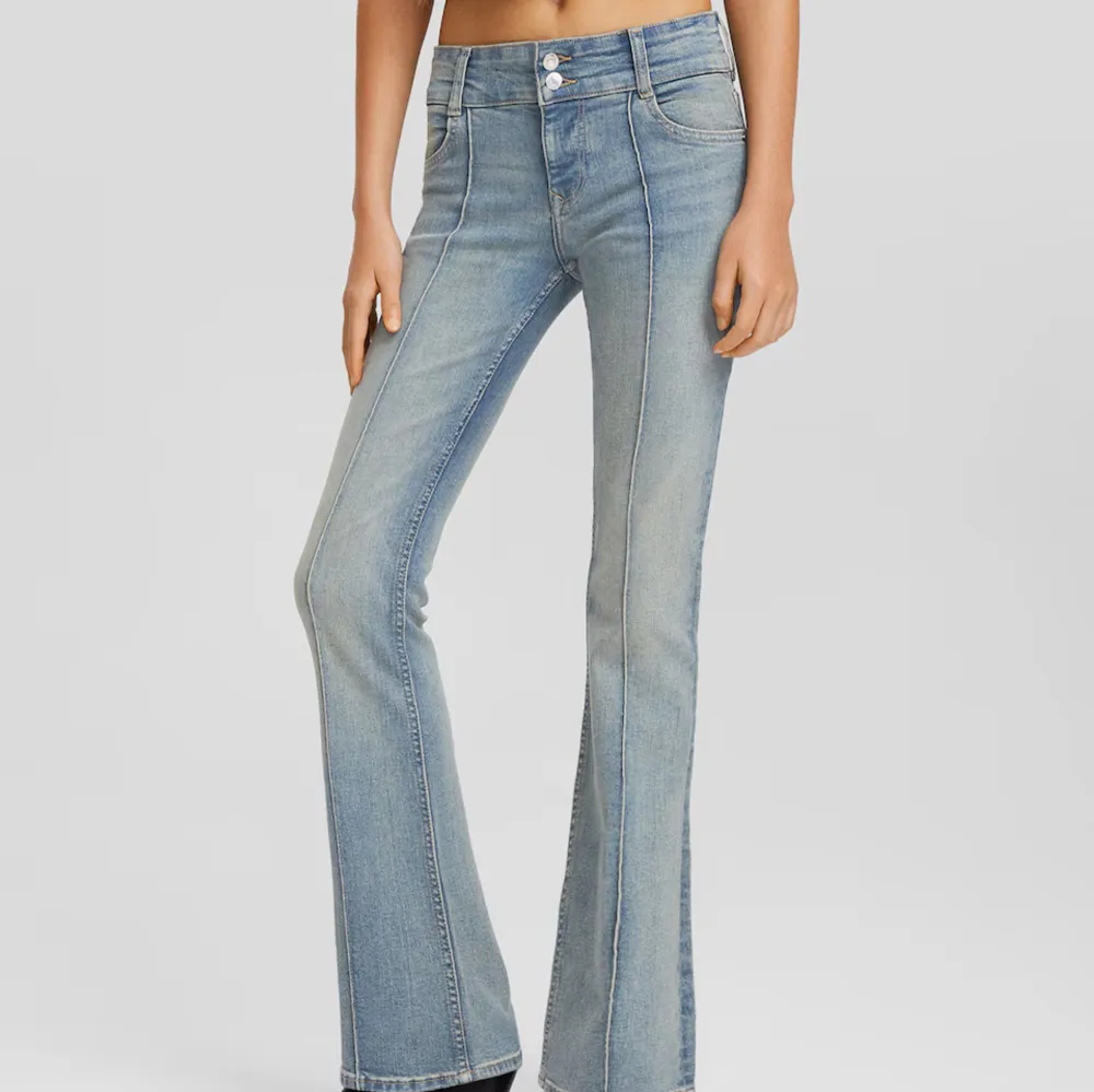 Säljer mina snygga bershka jeans, då de är lite för stora. Dem är i bra skick, inga defekter och i storlek 38. Kontakta mig vid frågor eller intresse!💕💕. Jeans & Byxor.