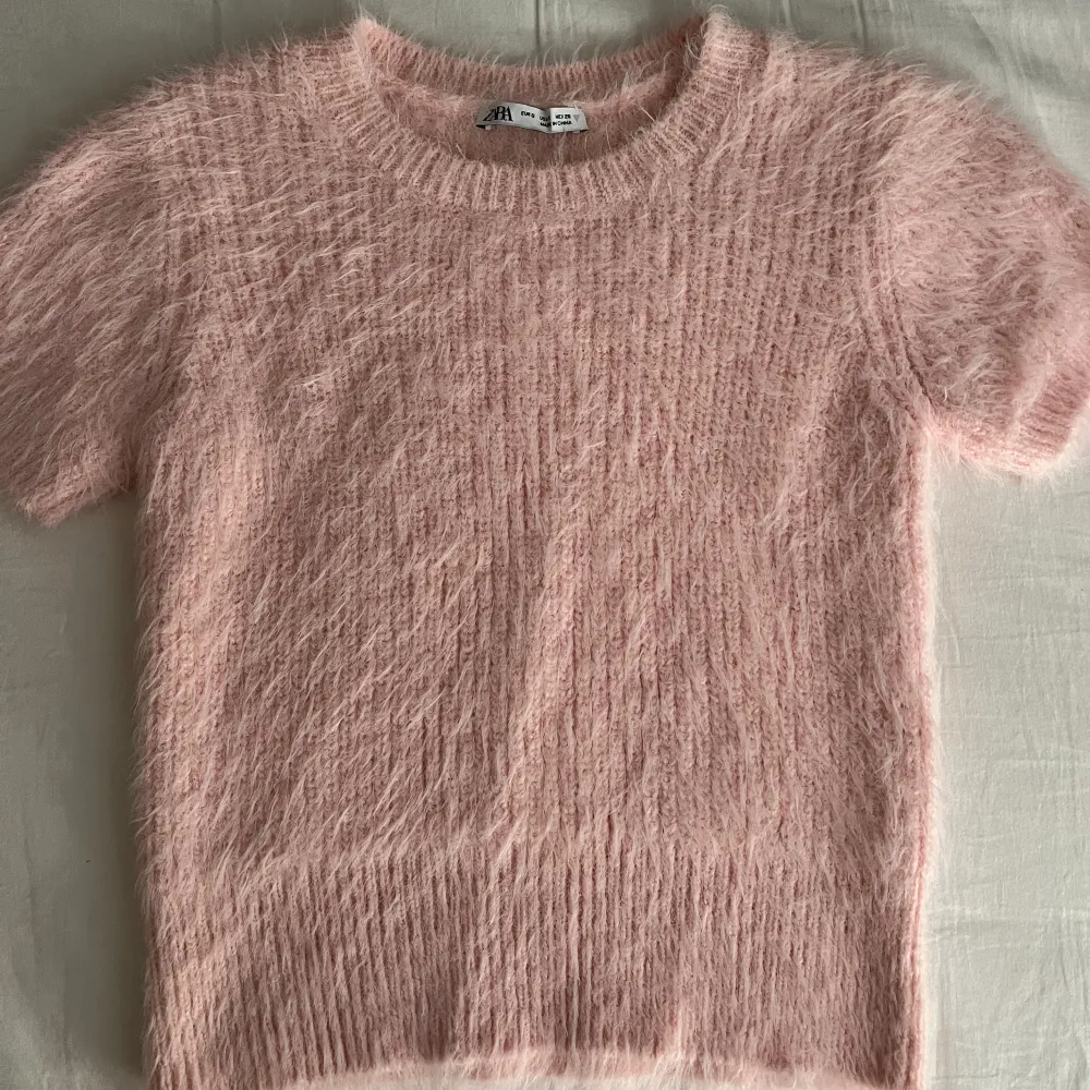 Säljer denna fina populära tröja från zara som inte finns längre. Använd enstaka gång bara och därför inga tecken på användning, säljer för att den tyvärr inte kommer till användning💕💕Skriv gärna för fler bilder!. Stickat.